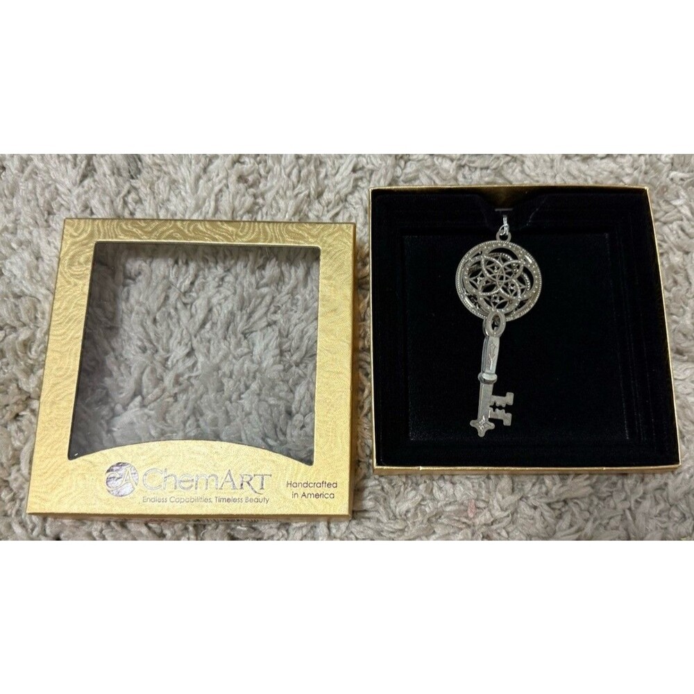 Chemart Metal Key Ornament With Box Silvertone